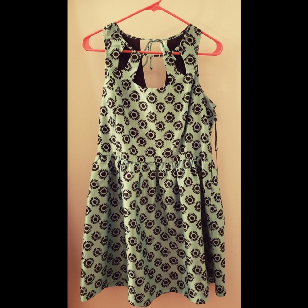 Dress - Picture 4 of 4